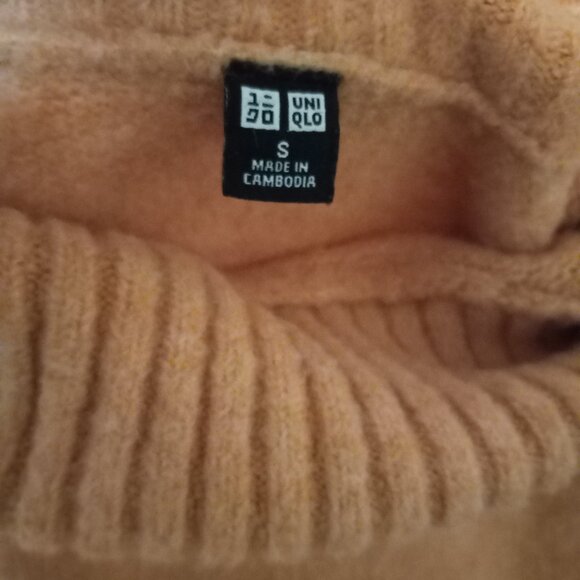 Uniqlo Bundle of Tops - Women's Size Small - Sweater and Sweatshirt - Picture 5 of 7